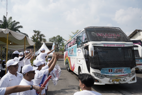 PTPN IV PalmCo salurkan berbagai program sosial jelang Idulfitri 1447 H, mulai dari mudik gratis, penanganan stunting, hingga bantuan pendidikan inklusif.