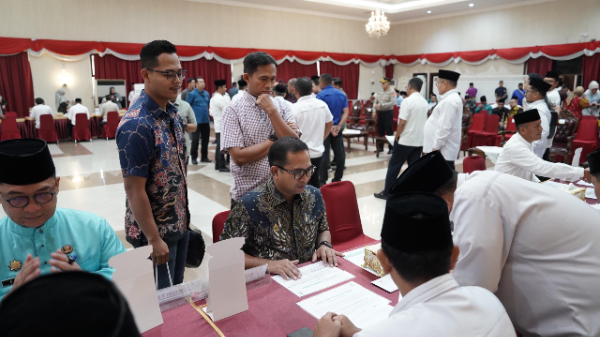 PTPN IV PalmCo Regional III menyalurkan hampir Rp400 juta zakat dari karyawan kepada masyarakat jelang Idulfitri 1447 H. Tak hanya zakat, berbagai program sosial juga digulirkan untuk membantu masyarakat dan memperkuat kepedulian di bulan Ramadan.