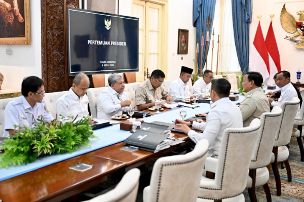 Presiden Prabowo Subianto saat memimpin rapat, Pemerintah percepat program perumahan rakyat dengan target 400 ribu unit di 2026.di Istana Merdeka Jakarta. Senin, (6/4/2026).