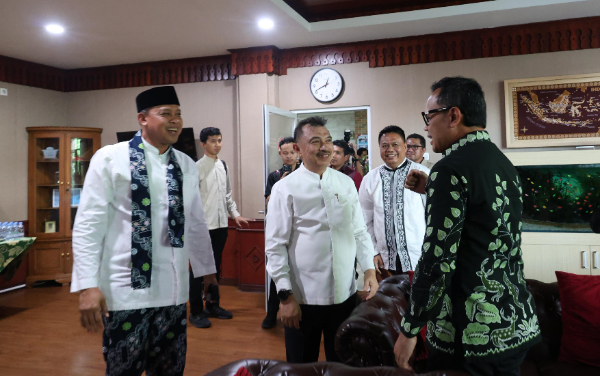 Wali Kota Bekasi, Tri Adhianto, bersama Wakil Wali Kota Bekasi, Harris Bobihoe. saat menerima kunjungan kerja wamendagri Bima Arya Sugiarto di Pemkot Bekasi, Jum'at (10/4/2026)