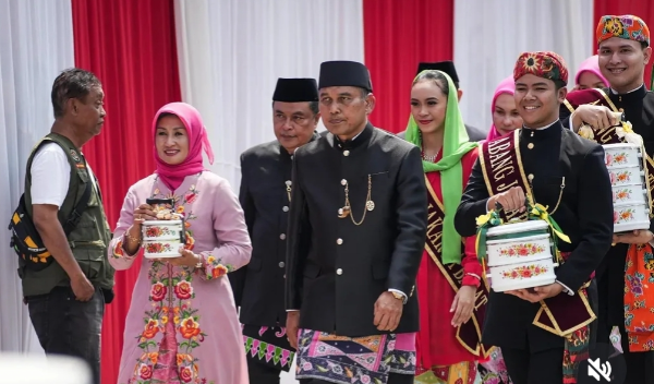 Walikota Jakarta Barat, Iin Mutmainah membawa hantaran berupa pindang bandeng dalam kegiatan Lebaran Betawi 2026, di Lapangan Banteng Jakarta Pusat, Sabtu (11/4/2026).