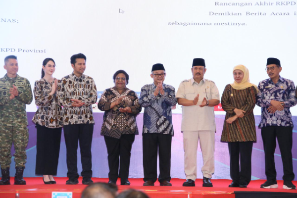 Wamendagri Ribka Haluk dorong sinkronisasi perencanaan pembangunan di Jawa Timur sebagai kunci pertumbuhan ekonomi merata dan berkelanjutan menuju Indonesia Emas 2045.