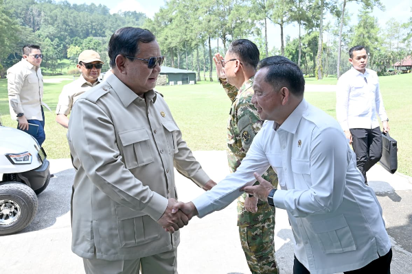 Mendagri Tito Karnavian mendampingi Presiden Prabowo Subianto dalam Kursus Pemantapan Pimpinan Daerah di Akmil Magelang. Kegiatan ini diikuti 503 Ketua DPRD se-Indonesia untuk memperkuat kapasitas kepemimpinan dalam mendukung pembangunan nasional menuju Indonesia Emas 2045.