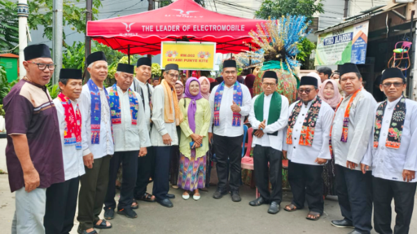 Lebaran Betawi perdana di Kelurahan Sukabumi Utara, Jakarta Barat, sukses menarik antusiasme warga. Kegiatan ini menjadi ajang pelestarian budaya sekaligus mempererat silaturahmi melalui kuliner khas, tradisi, dan kebersamaan masyarakat.