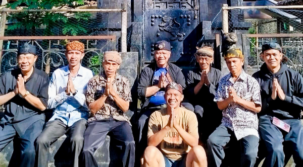 Ketua Umum Majelis Adat Sunda Jawa Barat, Anton Charliyan, saat melakukan kunjungan dan silaturahmi ke Kampung Adat Naga, pada Minggu (26/4/2026).