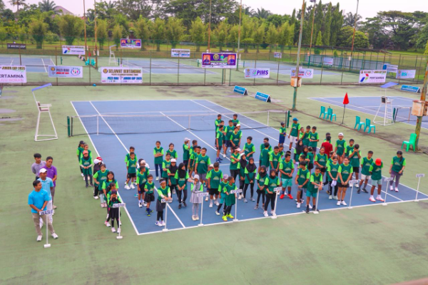Para atlet tenis junior saat sedang persiapan pertandingan tenis di venue tenis Region Office PTPN IV Regional III beberapa waktu lalu.