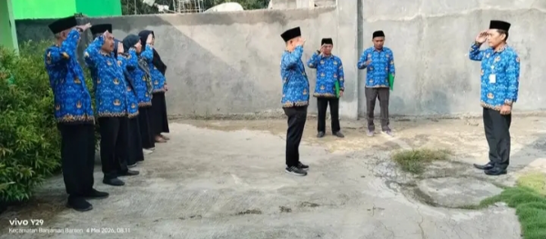 KUA Banjarsari menggelar apel peringatan Hardiknas 2026 sebagai bentuk penghormatan terhadap pahlawan pendidikan sekaligus memperkuat komitmen pendidikan berkarakter di masyarakat.