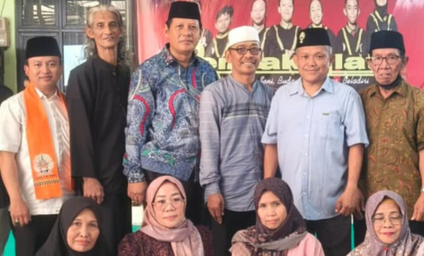 AIPTU Slamet Riyadi (kemeja batik) saat membuka acara Biro Pendidikan dan Keterampilan (Birpendik) di Masjid Al Ma'mur, Kapuk, Cengkareng Jakarta Barat
