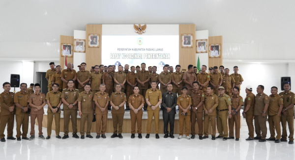 Bupati Palas Putra Mahkota Alam Hasibuan memimpin Rakor Pemerintahan bersama 303 kepala desa dan camat se-Kabupaten Padang Lawas untuk memperkuat sinergi pembangunan, meningkatkan PAD, serta mempercepat pelayanan publik menuju Palas Maju.