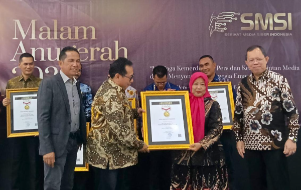 Pemimpin Redaksi Sudut Pandang, Umi Sjarifah, menerima Anugerah SMSI 2026 kategori Tokoh Inspiratif Indonesia. Penghargaan ini menjadi pengakuan atas dedikasi dan kontribusinya dalam memperkuat dunia pers serta menginspirasi perempuan di bidang jurnalistik.