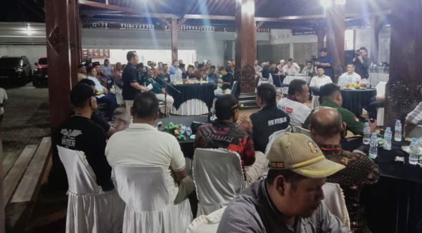 Bupati Padang Lawas Putra Mahkota Alam Hasibuan saat menyampaikan sambutan dalam acara silaturahmi dan jumpa pers bersama insan pers menjelang peringatan Hari Jadi ke-19 Kabupaten Padang Lawas di Pendopo Rumah Dinas Bupati Palas.