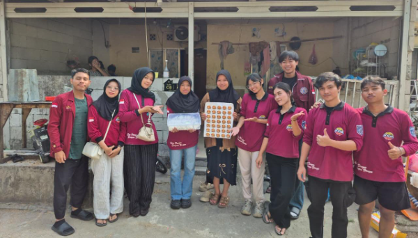 Mahasiswa KKM Universitas Bina Bangsa (UNIBA) Kelompok 2 Kelurahan Dalung mendampingi UMKM Cireng Isi Ayam Lumer HDA melalui penguatan branding, promosi digital, dan digitalisasi usaha guna meningkatkan daya saing di era ekonomi digital.