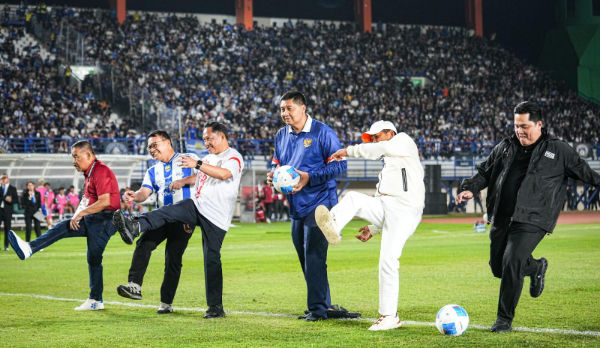 Mendagri Muhammad Tito Karnavian menghadiri pembukaan Piala Presiden 2026 di Stadion Si Jalak Harupat, Kabupaten Bandung, Jawa Barat, Sabtu (25/7/2026). Piala Presiden diharapkan menjadi hiburan masyarakat sekaligus mendorong pertumbuhan ekonomi rakyat dan UMKM.