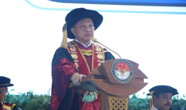 Mendagri Muhammad Tito Karnavian memberikan arahan kepada para lulusan IPDN pada Sidang Senat Terbuka dalam rangka Wisuda Tahun Akademik 2025/2026 di Kampus IPDN Jatinangor, Kabupaten Sumedang, Jawa Barat, Minggu (26/7/2026).