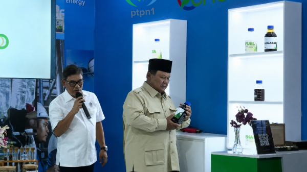 Presiden RI Prabowo Subianto didampingi jajaran pemerintah meninjau booth PTPN I pada Panen Raya TNI di Malang. Dalam kesempatan tersebut, PTPN I memaparkan pengembangan bioetanol hasil hilirisasi tetes tebu sebagai kontribusi terhadap ketahanan pangan dan energi nasional.
