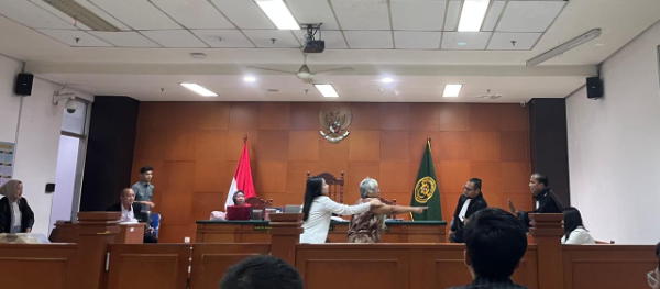 Ibu korban Alfin Maksalmina Windian memeluk foto anaknya saat mengikuti persidangan kasus pembunuhan di Pengadilan Negeri Jakarta Timur, Selasa (8/9/2026).