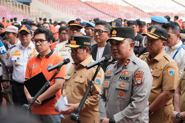 Gubernur DKI Jakarta Pramono Anung memimpin Apel Jaga Jakarta bersama The Jakmania di SUGBK, Jakarta, menjelang laga Persija Jakarta kontra Persib Bandung, Sabtu (12/9/2026).