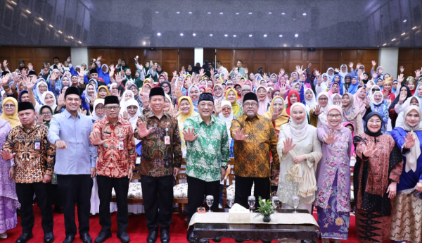 Wakil Gubernur DKI Jakarta Rano Karno saat menerima pengurus BKMT se-Indonesia di Balai Agung, Balai Kota DKI Jakarta. Rano menekankan pentingnya menjaga kebersamaan dan keberagaman di tengah perjalanan Jakarta menuju kota global. 