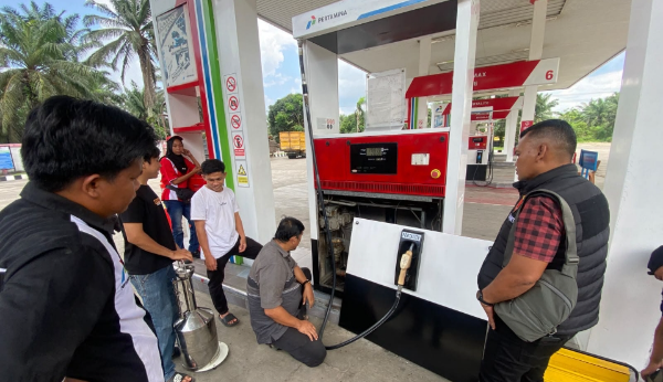 Satreskrim Polres Padang Lawas bersama petugas metrologi melakukan uji tera mesin pengisian BBM di sejumlah SPBU untuk memastikan ketepatan takaran bagi konsumen.
