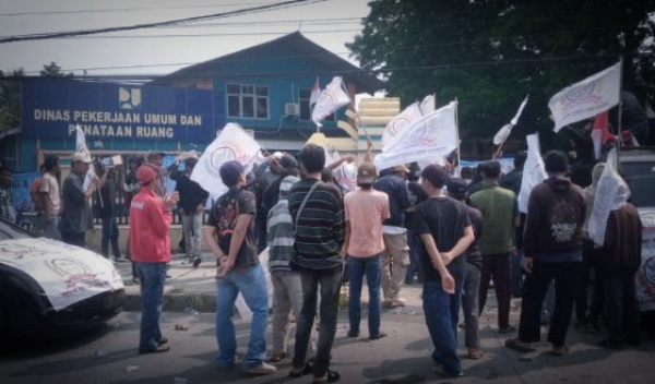 LSM Gempita menggelar aksi di Kantor DPUPR Kota Cilegon, Senin (28/9/2026), menyoroti dugaan persoalan administrasi dalam proyek mini kompetisi rekonstruksi dan revitalisasi jalan.