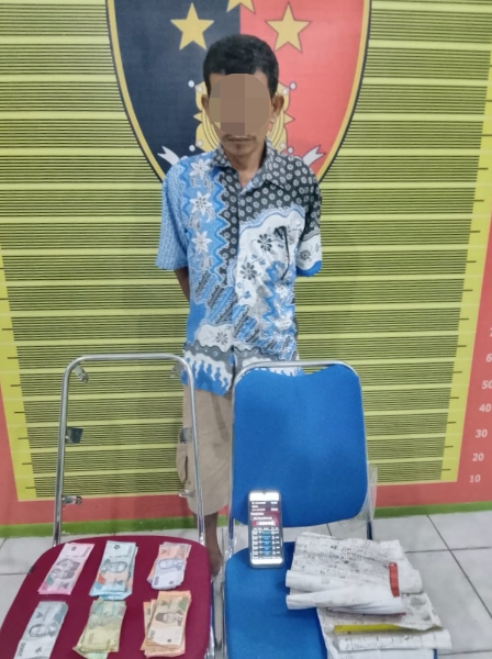 Satreskrim Polres Padang Lawas mengamankan seorang pria berinisial AH yang diduga terlibat aktivitas perjudian jenis togel di Desa Paran Batu, Kecamatan Ulu Barumun.