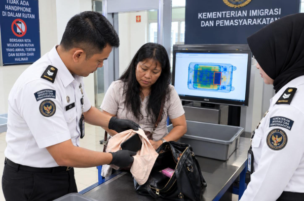 Petugas Rutan Kelas I Jakarta Pusat menggagalkan upaya masuknya satu unit handphone yang diduga hendak diberikan kepada warga binaan saat layanan kunjungan berlangsung, Selasa (29/9/2026).