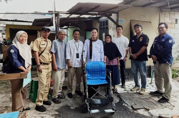 Anggota DPRD DKI Jakarta Kevin Wu menyalurkan bantuan kursi roda secara langsung kepada warga di lima kelurahan di Jakarta Barat, Selasa (29/9/2026).