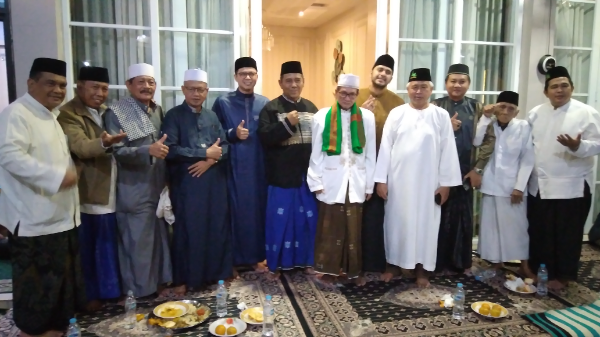 Para Alim Ulama, habaib, para ustadz dan tokoh masyarakat berpoto bersama Ketua DPC PAN Bekasi Utara, Lukman Hakim, dan artis Ali Zainal usai acara pengajian, Rabu malam (2/9/2026).