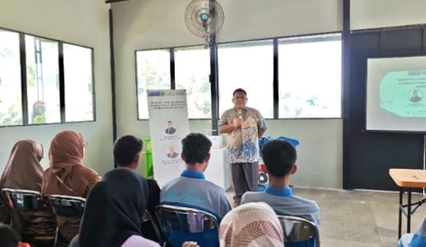 Universitas YARSI memberikan pelatihan pengolahan limbah jerami padi menjadi silase kepada Kelompok Ternak Mandala Mukti I di Desa Mandalamekar, Kabupaten Bandung, sebagai upaya mendukung ketersediaan pakan dan peternakan berkelanjutan.