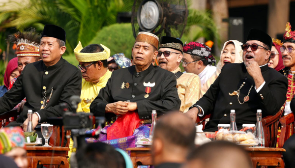 Wakil Gubernur DKI Jakarta Rano Karno menghadiri Karnaval dan Pawai Budaya Sarendo-Rendo 2026 di Bundaran HI, Jakarta Pusat, Minggu (18/10/2026). Kegiatan ini menjadi ruang ekspresi budaya sekaligus simbol kebersamaan dalam keberagaman.
