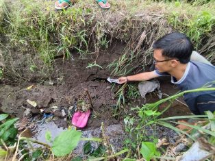 Warga Desa Pohgading, Lombok Timur digegerkan Ditemukan Tengkorak Manusia di Parit Sawah