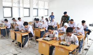 SPPG Lanud Husein Sastranegara Salurkan Ribuan Paket Makanan Bergizi ke SMAN 9 Bandung