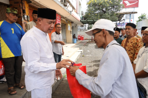 Wali Kota Bekasi Berikan Bantuan Beras Untuk Para Marbot Masjid, Pakai Dana Pribadi