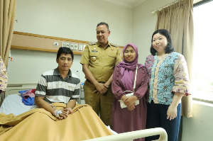 Satpam Korban Penganiayaan Dijenguk Wali Kota di RS Mitra Keluarga Bekasi Barat