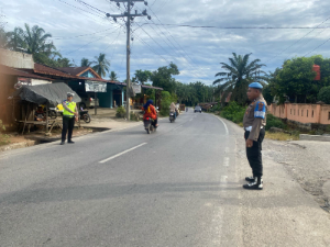 Polsek Barteng Gelar PAM Dan Gatur Lalin di Simpang 3 SDN 0201 Desa Pasar Binanga