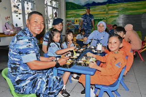 Danlanud Husein Sastranegara Tinjau Pendistribusian Makan Bergizi di Cicendo Bandung
