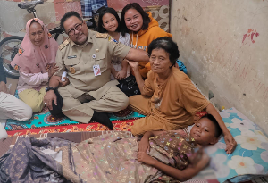  Rano Karno Jenguk Siswa Korban Kecelakaan Mobil MBG di Kalibaru