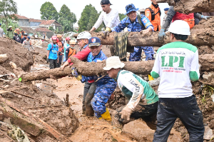 TNI AU Turun Tangan Tangani Longsor Bandung Barat, Danlanud Husein Pimpin Langsung Evakuasi