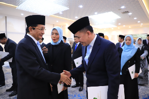 Menag Nasaruddin Umar Serahkan Keppres Pengangkatan Agus Fatoni sebagai Anggota BAZNAS 2026–2031