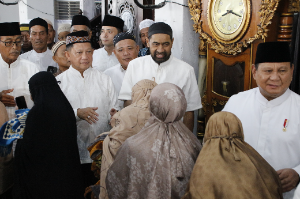 Salat Idulfitri Bersama Pengungsi, Prabowo Tegaskan Rehabilitasi Pascabencana Sumatera Tetap Prioritas