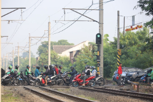 Tekan Kecelakaan, Wali Kota Bekasi Siapkan Sistem Peringatan Dini di Perlintasan Kereta