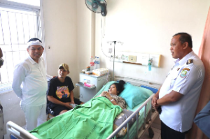 Gubernur Jawa Barat KDM Jenguk Korban Kecelakaan Kereta Api di RSUD CAM