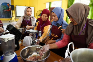 PalmCo Latih 50 Perempuan Kampar Olah Lele Jadi Produk Bernilai Tambah