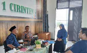 Kapolsek Cirinten Pantau Kelulusan, Imbau Siswa Rayakan Secara Positif