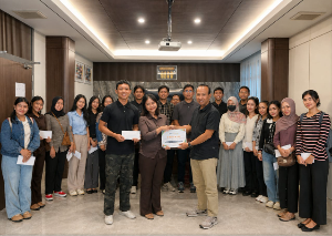 PTPN IV Regional V Salurkan Beasiswa untuk Mahasiswa Berprestasi di Kalimantan