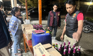 Razia Dini Hari di Cafe Tanjung Baringin, Polisi Amankan Puluhan Botol Miras dan Tuak