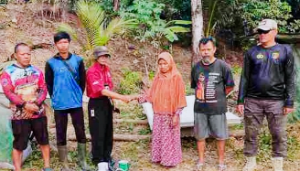 Pengusaha Transportasi Komando66 dan PWI Lebak Selatan Bedah Rumah Warga Kurang Mampu di Bayah
