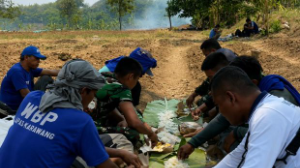 10 Warga Binaan Lapas Karawang Bersama TNI Garap Lahan Kodim untuk Tanam Jagung