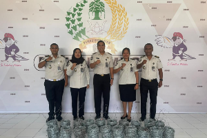 Perkuat Pengamanan Rutan Ambon, Kapolda Papua Tengah Berikan Bantuan 20 Rol Kawat Duri