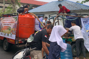 Karyawan PTPN IV PalmCo Salurkan 11,2 Juta Liter Air Bersih dan 1 Juta Masker untuk Korban Karhutla Kalimantan